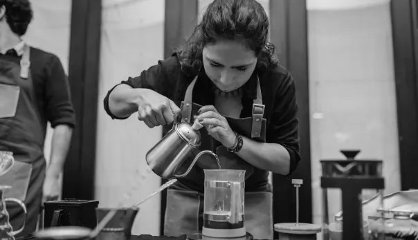 Barista preparando café de especialidad