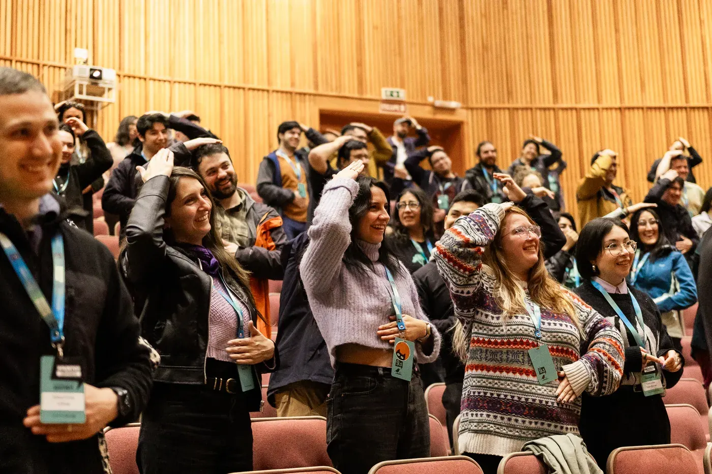 Asistentes celebrando en el auditorio
