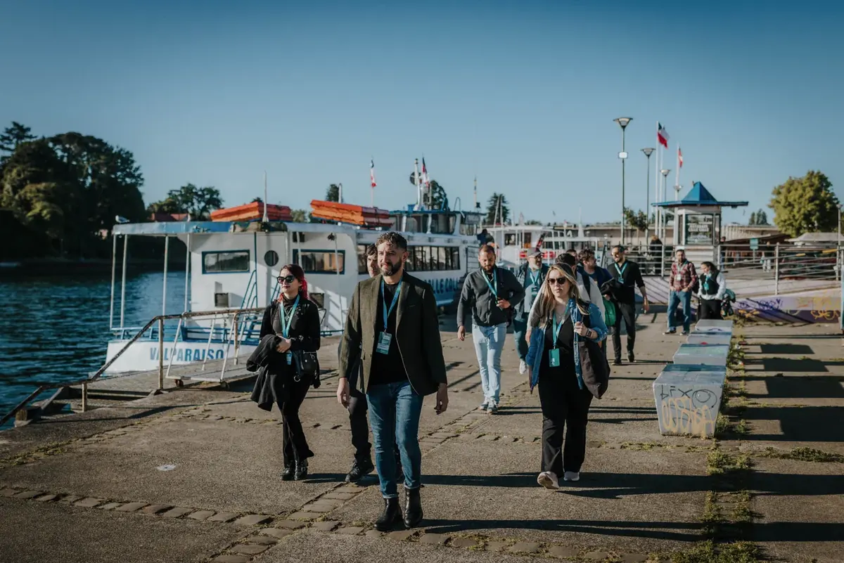 Asistentes caminando por el muelle hacia la embarcación
