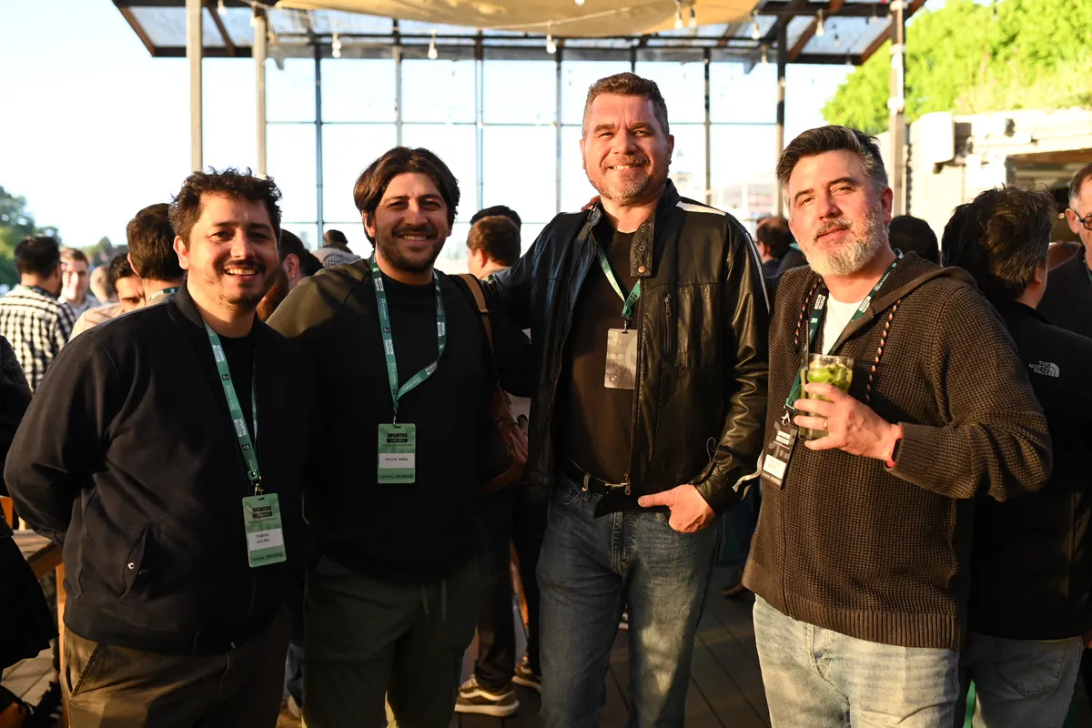 Asistentes compartiendo durante el networking