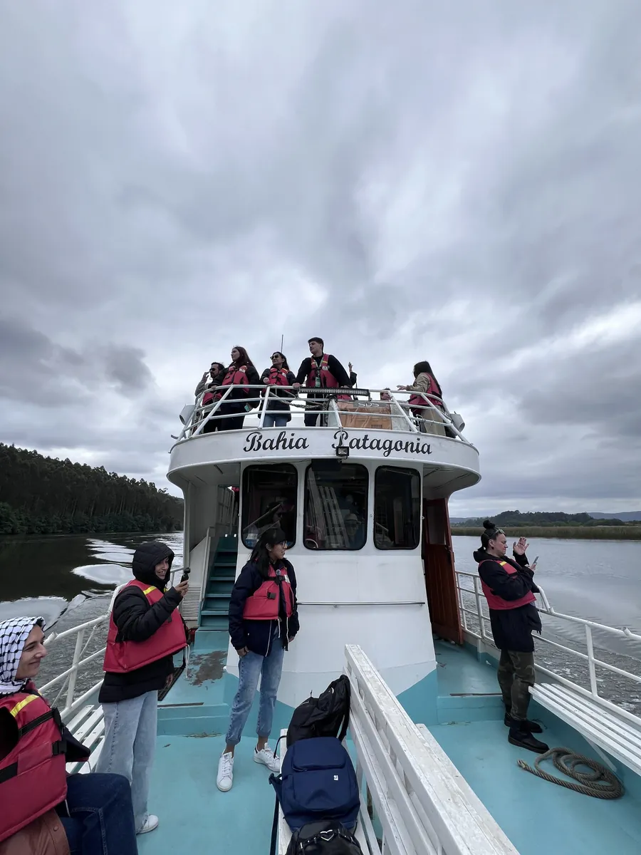 Asistentes navegando en la embarcación Bahía Patagonia por los ríos de Valdivia