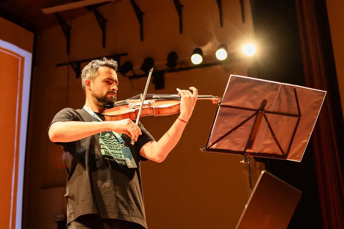 Músico tocando violín en el auditorio